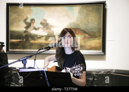 Maria Rodés gesehen während der Anpassung. Premiere Anpassung über die besondere Welt der Hexen von Maria Rodés auf dem Festival präsentiert in Zimmer 67 des Museo del Prado, im Dialog mit der Schwarzen Gemälde von Goya, El Aeropuerto oder bas El Cabrón, Asmodea und Las parcas unter der aufmerksamen Saturn suchen. Stockfoto