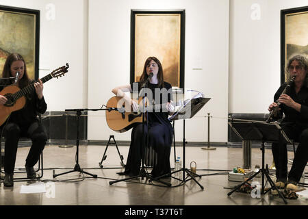 Maria Rodés gesehen während der Anpassung. Premiere Anpassung über die besondere Welt der Hexen von Maria Rodés auf dem Festival präsentiert in Zimmer 67 des Museo del Prado, im Dialog mit der Schwarzen Gemälde von Goya, El Aeropuerto oder bas El Cabrón, Asmodea und Las parcas unter der aufmerksamen Saturn suchen. Stockfoto