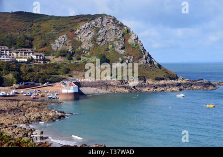 Fischerboote im Schutz der Bonne Nuit Bay Hafen bei Ebbe auf der Insel Jersey, Channel Isles, UK. Stockfoto