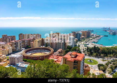 Antenne Aussicht auf Malaga Stadt mit der Stierkampfarena, Andalusien, Spanien in einem schönen Sommertag am Meer Stockfoto