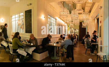 Seattle, Washington - 2019-02-24 - Menschen mit Abendessen im Restaurant du Boeuf Stockfoto