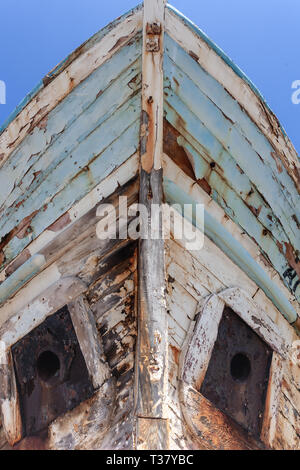 Flockige blauen Farbe auf Bogen von alten hölzernen Boot. Stockfoto