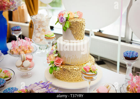 Candy Bar auf die goldene Hochzeit Party mit vielen verschiedenen Süßigkeiten, Cupcakes, souffle und Kuchen. In braun und lila Farben, Natur und Eco t eingerichtet Stockfoto