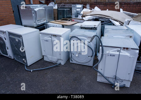 Alte Waschmaschinen, Backöfen und andere weiße Ware für den Schrott bestimmt Stockfoto
