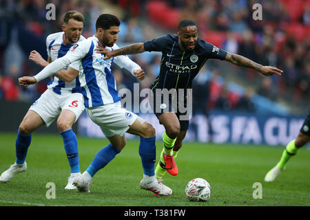 London, Großbritannien. 06 Apr, 2019. Raheem Sterling von Manchester City vorbei an einer Herausforderung von alireza Jahanbakhsh von Brighton & Hove Albion (l). Die Emirate FA Cup, Halbfinale, Manchester City v Brighton & Hove Albion im Wembley Stadion in London am Samstag, den 6. April 2019. Dieses Bild dürfen nur für redaktionelle Zwecke verwendet werden. Nur die redaktionelle Nutzung, eine Lizenz für die gewerbliche Nutzung erforderlich. Keine Verwendung in Wetten, Spiele oder einer einzelnen Verein/Liga/player Publikationen. Credit: Andrew Orchard sport Fotografie/Alamy leben Nachrichten Stockfoto