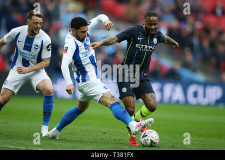 London, Großbritannien. 06 Apr, 2019. Raheem Sterling von Manchester City vorbei an einer Herausforderung von alireza Jahanbakhsh von Brighton & Hove Albion (l). Die Emirate FA Cup, Halbfinale, Manchester City v Brighton & Hove Albion im Wembley Stadion in London am Samstag, den 6. April 2019. Dieses Bild dürfen nur für redaktionelle Zwecke verwendet werden. Nur die redaktionelle Nutzung, eine Lizenz für die gewerbliche Nutzung erforderlich. Keine Verwendung in Wetten, Spiele oder einer einzelnen Verein/Liga/player Publikationen. Credit: Andrew Orchard sport Fotografie/Alamy leben Nachrichten Stockfoto