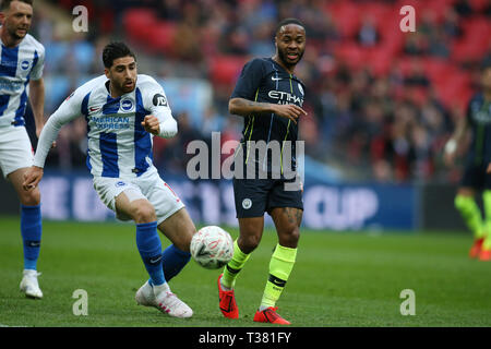 London, Großbritannien. 06 Apr, 2019. Raheem Sterling von Manchester City vorbei an einer Herausforderung von alireza Jahanbakhsh von Brighton & Hove Albion (l). Die Emirate FA Cup, Halbfinale, Manchester City v Brighton & Hove Albion im Wembley Stadion in London am Samstag, den 6. April 2019. Dieses Bild dürfen nur für redaktionelle Zwecke verwendet werden. Nur die redaktionelle Nutzung, eine Lizenz für die gewerbliche Nutzung erforderlich. Keine Verwendung in Wetten, Spiele oder einer einzelnen Verein/Liga/player Publikationen. Credit: Andrew Orchard sport Fotografie/Alamy leben Nachrichten Stockfoto