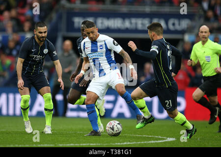 London, Großbritannien. 06 Apr, 2019. Anthony Knockaert von Brighton & Hove Albion (c) in Aktion. Die Emirate FA Cup, Halbfinale, Manchester City v Brighton & Hove Albion im Wembley Stadion in London am Samstag, den 6. April 2019. Dieses Bild dürfen nur für redaktionelle Zwecke verwendet werden. Nur die redaktionelle Nutzung, eine Lizenz für die gewerbliche Nutzung erforderlich. Keine Verwendung in Wetten, Spiele oder einer einzelnen Verein/Liga/player Publikationen. Credit: Andrew Orchard sport Fotografie/Alamy leben Nachrichten Stockfoto