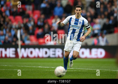London, Großbritannien. 06 Apr, 2019. Lewis Dunk von Brighton & Hove Albion in Aktion. Die Emirate FA Cup, Halbfinale, Manchester City v Brighton & Hove Albion im Wembley Stadion in London am Samstag, den 6. April 2019. Dieses Bild dürfen nur für redaktionelle Zwecke verwendet werden. Nur die redaktionelle Nutzung, eine Lizenz für die gewerbliche Nutzung erforderlich. Keine Verwendung in Wetten, Spiele oder einer einzelnen Verein/Liga/player Publikationen. Credit: Andrew Orchard sport Fotografie/Alamy leben Nachrichten Stockfoto