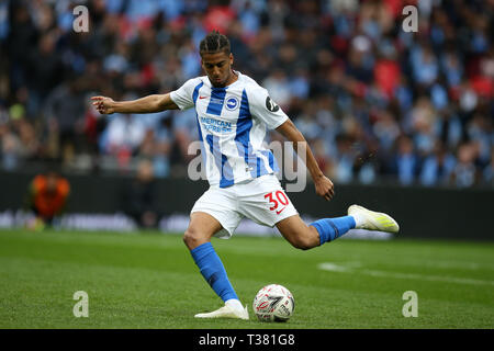 London, Großbritannien. 06 Apr, 2019. Bernardo von Brighton & Hove Albion in Aktion. Die Emirate FA Cup, Halbfinale, Manchester City v Brighton & Hove Albion im Wembley Stadion in London am Samstag, den 6. April 2019. Dieses Bild dürfen nur für redaktionelle Zwecke verwendet werden. Nur die redaktionelle Nutzung, eine Lizenz für die gewerbliche Nutzung erforderlich. Keine Verwendung in Wetten, Spiele oder einer einzelnen Verein/Liga/player Publikationen. Credit: Andrew Orchard sport Fotografie/Alamy leben Nachrichten Stockfoto