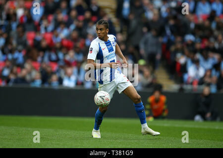 London, Großbritannien. 06 Apr, 2019. Bernardo von Brighton & Hove Albion (c) in Aktion. Die Emirate FA Cup, Halbfinale, Manchester City v Brighton & Hove Albion im Wembley Stadion in London am Samstag, den 6. April 2019. Dieses Bild dürfen nur für redaktionelle Zwecke verwendet werden. Nur die redaktionelle Nutzung, eine Lizenz für die gewerbliche Nutzung erforderlich. Keine Verwendung in Wetten, Spiele oder einer einzelnen Verein/Liga/player Publikationen. Credit: Andrew Orchard sport Fotografie/Alamy leben Nachrichten Stockfoto