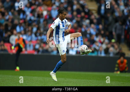London, Großbritannien. 06 Apr, 2019. Bernardo von Brighton & Hove Albion (c) in Aktion. Die Emirate FA Cup, Halbfinale, Manchester City v Brighton & Hove Albion im Wembley Stadion in London am Samstag, den 6. April 2019. Dieses Bild dürfen nur für redaktionelle Zwecke verwendet werden. Nur die redaktionelle Nutzung, eine Lizenz für die gewerbliche Nutzung erforderlich. Keine Verwendung in Wetten, Spiele oder einer einzelnen Verein/Liga/player Publikationen. Credit: Andrew Orchard sport Fotografie/Alamy leben Nachrichten Stockfoto