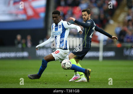 London, Großbritannien. 06 Apr, 2019. Bernardo Silva von Manchester City geht Herausforderungen Yves Bissouma von Brighton & Hove Albion (l). Die Emirate FA Cup, Halbfinale, Manchester City v Brighton & Hove Albion im Wembley Stadion in London am Samstag, den 6. April 2019. Dieses Bild dürfen nur für redaktionelle Zwecke verwendet werden. Nur die redaktionelle Nutzung, eine Lizenz für die gewerbliche Nutzung erforderlich. Keine Verwendung in Wetten, Spiele oder einer einzelnen Verein/Liga/player Publikationen. Credit: Andrew Orchard sport Fotografie/Alamy leben Nachrichten Stockfoto