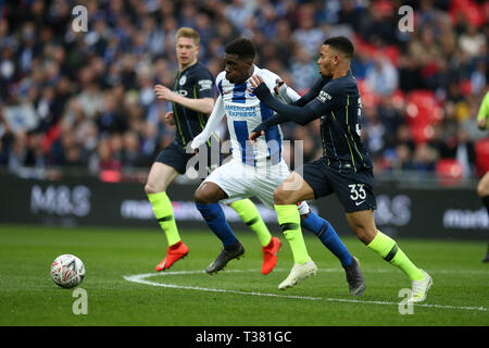 London, Großbritannien. 06 Apr, 2019. Yves Bissouma von Brighton & Hove Albion hält weg Gabriel Jesus von Manchester City. Die Emirate FA Cup, Halbfinale, Manchester City v Brighton & Hove Albion im Wembley Stadion in London am Samstag, den 6. April 2019. Dieses Bild dürfen nur für redaktionelle Zwecke verwendet werden. Nur die redaktionelle Nutzung, eine Lizenz für die gewerbliche Nutzung erforderlich. Keine Verwendung in Wetten, Spiele oder einer einzelnen Verein/Liga/player Publikationen. Credit: Andrew Orchard sport Fotografie/Alamy leben Nachrichten Stockfoto