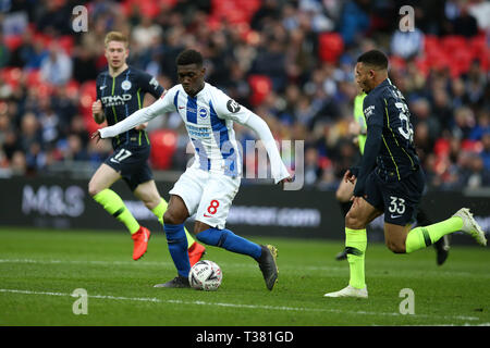 London, Großbritannien. 06 Apr, 2019. Yves Bissouma von Brighton & Hove Albion vorbei an Gabriel Jesus von Manchester City. Die Emirate FA Cup, Halbfinale, Manchester City v Brighton & Hove Albion im Wembley Stadion in London am Samstag, den 6. April 2019. Dieses Bild dürfen nur für redaktionelle Zwecke verwendet werden. Nur die redaktionelle Nutzung, eine Lizenz für die gewerbliche Nutzung erforderlich. Keine Verwendung in Wetten, Spiele oder einer einzelnen Verein/Liga/player Publikationen. Credit: Andrew Orchard sport Fotografie/Alamy leben Nachrichten Stockfoto