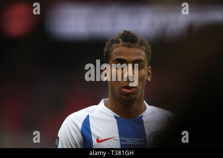 London, Großbritannien. 06 Apr, 2019. Bernardo von Brighton & Hove Albion an schaut. die Emirate FA Cup, Halbfinale, Manchester City v Brighton & Hove Albion im Wembley Stadion in London am Samstag, den 6. April 2019. Dieses Bild dürfen nur für redaktionelle Zwecke verwendet werden. Nur die redaktionelle Nutzung, eine Lizenz für die gewerbliche Nutzung erforderlich. Keine Verwendung in Wetten, Spiele oder einer einzelnen Verein/Liga/player Publikationen. Credit: Andrew Orchard sport Fotografie/Alamy leben Nachrichten Stockfoto