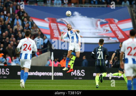 London, Großbritannien. 06 Apr, 2019. Glenn Murray von Brighton & Hove Albion (c) in Aktion. Die Emirate FA Cup, Halbfinale, Manchester City v Brighton & Hove Albion im Wembley Stadion in London am Samstag, den 6. April 2019. Dieses Bild dürfen nur für redaktionelle Zwecke verwendet werden. Nur die redaktionelle Nutzung, eine Lizenz für die gewerbliche Nutzung erforderlich. Keine Verwendung in Wetten, Spiele oder einer einzelnen Verein/Liga/player Publikationen. Credit: Andrew Orchard sport Fotografie/Alamy leben Nachrichten Stockfoto