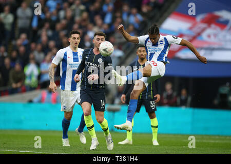 London, Großbritannien. 06 Apr, 2019. Bernardo von Brighton & Hove Albion in Aktion. Die Emirate FA Cup, Halbfinale, Manchester City v Brighton & Hove Albion im Wembley Stadion in London am Samstag, den 6. April 2019. Dieses Bild dürfen nur für redaktionelle Zwecke verwendet werden. Nur die redaktionelle Nutzung, eine Lizenz für die gewerbliche Nutzung erforderlich. Keine Verwendung in Wetten, Spiele oder einer einzelnen Verein/Liga/player Publikationen. Credit: Andrew Orchard sport Fotografie/Alamy leben Nachrichten Stockfoto