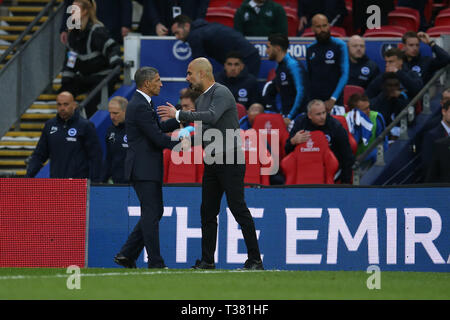 London, Großbritannien. 06 Apr, 2019. Pep Guardiola, der Manchester City Manager mit Chris Hughton, der Manager von Brighton & Hove Albion (l) nach dem Spiel. . Die Emirate FA Cup, Halbfinale, Manchester City v Brighton & Hove Albion im Wembley Stadion in London am Samstag, den 6. April 2019. Dieses Bild dürfen nur für redaktionelle Zwecke verwendet werden. Nur die redaktionelle Nutzung, eine Lizenz für die gewerbliche Nutzung erforderlich. Keine Verwendung in Wetten, Spiele oder einer einzelnen Verein/Liga/player Publikationen. Credit: Andrew Orchard sport Fotografie/Alamy leben Nachrichten Stockfoto