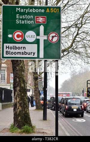 Die Euston Road, London, UK. 7. April 2019. Anzeichen für die Neue ULEZ (Ultra Low Emission Zone), die morgen in London beginnt (8. April). Quelle: Matthew Chattle/Alamy Live News Credit: Matthew Chattle/Alamy leben Nachrichten Stockfoto