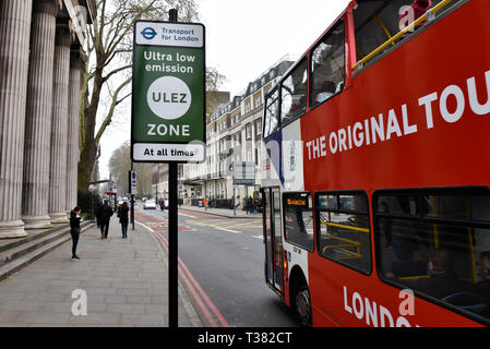 Die Euston Road, London, UK. 7. April 2019. Anzeichen für die Neue ULEZ (Ultra Low Emission Zone), die morgen in London beginnt (8. April). Quelle: Matthew Chattle/Alamy Live News Credit: Matthew Chattle/Alamy leben Nachrichten Stockfoto