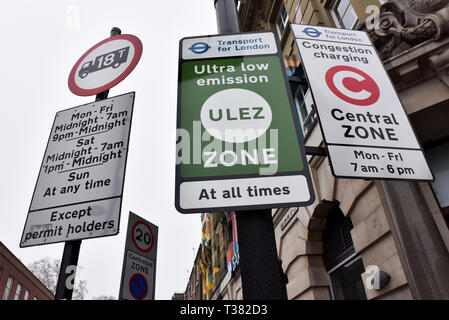 Die Euston Road, London, UK. 7. April 2019. Anzeichen für die Neue ULEZ (Ultra Low Emission Zone), die morgen in London beginnt (8. April). Quelle: Matthew Chattle/Alamy Live News Credit: Matthew Chattle/Alamy leben Nachrichten Stockfoto