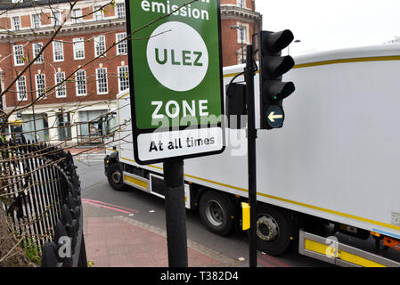 Die Euston Road, London, UK. 7. April 2019. Anzeichen für die Neue ULEZ (Ultra Low Emission Zone), die morgen in London beginnt (8. April). Quelle: Matthew Chattle/Alamy Live News Credit: Matthew Chattle/Alamy leben Nachrichten Stockfoto