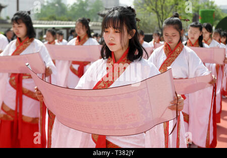 Xi'an, China. 7 Apr, 2019. Studenten in Han-Stil Kostüme nehmen Sie an einem traditionellen Coming-of-age-Zeremonie in Xi'an, die Hauptstadt der Nordwesten Chinas, April 7, 2019. 50 Schüler im Alter von 16-20 an der Coming-of-age-Zeremonie fand. Credit: Liu Xiao/Xinhua/Alamy leben Nachrichten Stockfoto