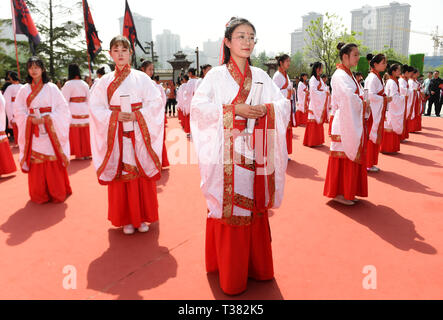 Xi'an, China. 7 Apr, 2019. Studenten in Han-Stil Kostüme nehmen Sie an einem traditionellen Coming-of-age-Zeremonie in Xi'an, die Hauptstadt der Nordwesten Chinas, April 7, 2019. 50 Schüler im Alter von 16-20 an der Coming-of-age-Zeremonie fand. Credit: Liu Xiao/Xinhua/Alamy leben Nachrichten Stockfoto