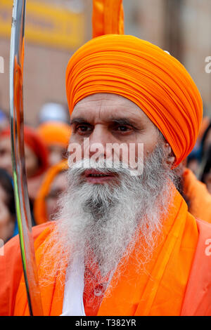 Glasgow, UK. 07 Apr, 2019. Tausende von der Schottischen Sikh Gemeinschaft in Glasgow um die jährliche Festival der VAISAKHI, die jedes Jahr abgehalten, ist der Beginn der Sikh Sommer zu feiern und durch das Herz von Glasgow ist gekennzeichnet durch eine Prozession zu feiern. Vaisakhi wird jedes Jahr gefeiert wurde auch die Einrichtung des Sikh Nation 1699 gedenken und als Erinnerung für alle Sikhs, die Menschenrechte zu wahren, fördern die Gleichstellung, übe Mitgefühl und selbstlosen Dienst in Ihrem täglichen Leben Credit: Findlay/Alamy Leben Nachrichten implementieren Stockfoto