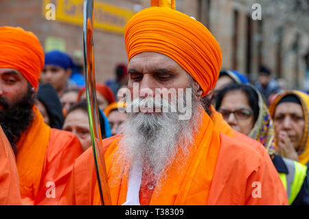 Glasgow, UK. 07 Apr, 2019. Tausende von der Schottischen Sikh Gemeinschaft in Glasgow um die jährliche Festival der VAISAKHI, die jedes Jahr abgehalten, ist der Beginn der Sikh Sommer zu feiern und durch das Herz von Glasgow ist gekennzeichnet durch eine Prozession zu feiern. Vaisakhi wird jedes Jahr gefeiert wurde auch die Einrichtung des Sikh Nation 1699 gedenken und als Erinnerung für alle Sikhs, die Menschenrechte zu wahren, fördern die Gleichstellung, übe Mitgefühl und selbstlosen Dienst in Ihrem täglichen Leben Credit: Findlay/Alamy Leben Nachrichten implementieren Stockfoto