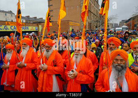 Glasgow, UK. 07 Apr, 2019. Tausende von der Schottischen Sikh Gemeinschaft in Glasgow um die jährliche Festival der VAISAKHI, die jedes Jahr abgehalten, ist der Beginn der Sikh Sommer zu feiern und durch das Herz von Glasgow ist gekennzeichnet durch eine Prozession zu feiern. Vaisakhi wird jedes Jahr gefeiert wurde auch die Einrichtung des Sikh Nation 1699 gedenken und als Erinnerung für alle Sikhs, die Menschenrechte zu wahren, fördern die Gleichstellung, übe Mitgefühl und selbstlosen Dienst in Ihrem täglichen Leben Credit: Findlay/Alamy Leben Nachrichten implementieren Stockfoto