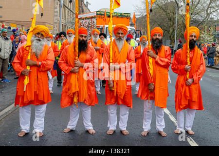 Glasgow, UK. 07 Apr, 2019. Tausende von der Schottischen Sikh Gemeinschaft in Glasgow um die jährliche Festival der VAISAKHI, die jedes Jahr abgehalten, ist der Beginn der Sikh Sommer zu feiern und durch das Herz von Glasgow ist gekennzeichnet durch eine Prozession zu feiern. Vaisakhi wird jedes Jahr gefeiert wurde auch die Einrichtung des Sikh Nation 1699 gedenken und als Erinnerung für alle Sikhs, die Menschenrechte zu wahren, fördern die Gleichstellung, übe Mitgefühl und selbstlosen Dienst in Ihrem täglichen Leben Credit: Findlay/Alamy Leben Nachrichten implementieren Stockfoto