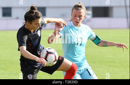 Wuhan, Hubei Provinz Chinas. 7 Apr, 2019. Ekaterina Pantiukhina (R) von Russland Mias mit Antonia Dulcic von Kroatien während des dritten Platz Finale zwischen Russland und Kroatien im Jahr 2019 den Internationalen Frauentag Fußball Turnier in Wuhan, Zentralchina Provinz Hubei, 7. April 2019. Russland gewann mit 3-0. Credit: Cheng Min/Xinhua/Alamy leben Nachrichten Stockfoto