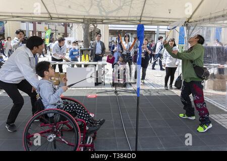 Tokio, Japan. 7 Apr, 2019. Ein Besucher im Rollstuhl Badminton spielt während des ''500 Tage zu Gehen'' Event bei Mitsui Outlet Park Tama Minami-Osawa. Das Tokyo, das Organisationskomitee der Olympischen und Paralympischen Spiele (Tokio 2020) und Tokyo Metropolitan Government hosting zwei gedenkfeiern am Samstag, den 7. und 13. Die 500 Tage vor der Eröffnung der Olympischen Spiele in Tokio 2020 feiern. Credit: Rodrigo Reyes Marin/ZUMA Draht/Alamy leben Nachrichten Stockfoto