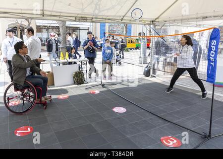 Tokio, Japan. 7 Apr, 2019. Ein Besucher im Rollstuhl Badminton spielt während des ''500 Tage zu Gehen'' Event bei Mitsui Outlet Park Tama Minami-Osawa. Das Tokyo, das Organisationskomitee der Olympischen und Paralympischen Spiele (Tokio 2020) und Tokyo Metropolitan Government hosting zwei gedenkfeiern am Samstag, den 7. und 13. Die 500 Tage vor der Eröffnung der Olympischen Spiele in Tokio 2020 feiern. Credit: Rodrigo Reyes Marin/ZUMA Draht/Alamy leben Nachrichten Stockfoto