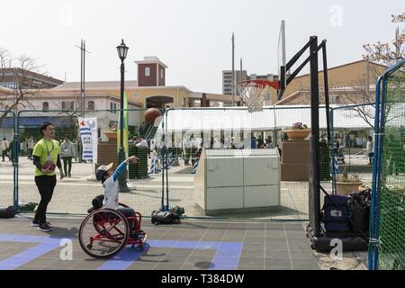 Tokio, Japan. 7 Apr, 2019. Ein Besucher spielt Rollstuhl Basketball während des ''500 Tage zu Gehen'' Event bei Mitsui Outlet Park Tama Minami-Osawa. Das Tokyo, das Organisationskomitee der Olympischen und Paralympischen Spiele (Tokio 2020) und Tokyo Metropolitan Government hosting zwei gedenkfeiern am Samstag, den 7. und 13. Die 500 Tage vor der Eröffnung der Olympischen Spiele in Tokio 2020 feiern. Credit: Rodrigo Reyes Marin/ZUMA Draht/Alamy leben Nachrichten Stockfoto