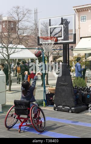 Tokio, Japan. 7 Apr, 2019. Ein Besucher spielt Rollstuhl Basketball während des ''500 Tage zu Gehen'' Event bei Mitsui Outlet Park Tama Minami-Osawa. Das Tokyo, das Organisationskomitee der Olympischen und Paralympischen Spiele (Tokio 2020) und Tokyo Metropolitan Government hosting zwei gedenkfeiern am Samstag, den 7. und 13. Die 500 Tage vor der Eröffnung der Olympischen Spiele in Tokio 2020 feiern. Credit: Rodrigo Reyes Marin/ZUMA Draht/Alamy leben Nachrichten Stockfoto