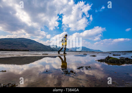 Ardara, County Donegal, Irland. 7. April 2019. Ein Wanderer ist auf Ballyganny Strand An einem warmen Nachmittag auf dem Norden gesehen - West Coast. Credit: Richard Wayman/Alamy leben Nachrichten Stockfoto