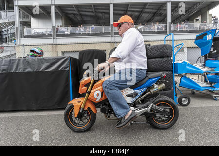 Birmingham, Alabama, USA. 6 Apr, 2019. Teambesitzer, Chip Ganassi, Fahrten in die Gruben zu qualifizieren für die Honda Indy Grand Prix von Alabama in Barber Motorsports Park in Birmingham, Alabama. (Bild: © Walter G Arce Sr Asp Inc/ASP) Stockfoto