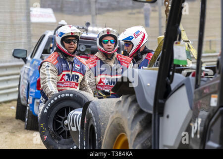 Birmingham, Alabama, USA. 6 Apr, 2019. Die AMR-Safety Crew arbeiten an der Unfallstelle durch MARCUS ERICSSON (R) (7) von Schweden als er bringt eine Vorsicht während der Praxis für das Honda Indy Grand Prix von Alabama in Barber Motorsports Park in Birmingham, Alabama. (Bild: © Walter G Arce Sr Asp Inc/ASP) Stockfoto