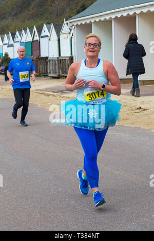 Bournemouth, Dorset, Großbritannien. 7. April 2019. Läufer nehmen an der Bournemouth Bay laufen auf das Thema der Spaß Märchen entlang von Bournemouth am Meer - halbmarathon Läufer. Die Teilnehmer laufen wichtige Mittel für die British Heart Foundation wohltätige Zwecke gegen Herzkrankheit zu kämpfen. Einen trockenen Tag mit trüben Sonnenschein. Credit: Carolyn Jenkins/Alamy leben Nachrichten Stockfoto