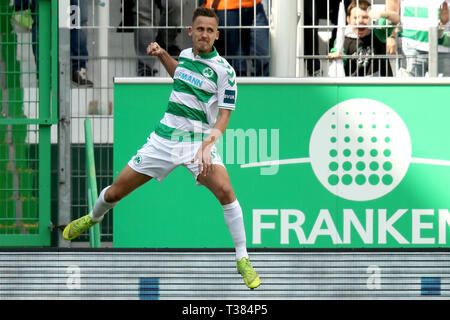 07 April 2019, Bayern, Fürth: Fussball: 2. Bundesliga, SpVgg Greuther Fürth - Darmstadt 98, 28. Spieltag, im Sportpark Ronhof Thomas Sommer. Die Fürther Paul Seguin jubelt über sein Tor zum 1:0. Foto: Daniel Karmann/dpa - WICHTIGER HINWEIS: In Übereinstimmung mit den Anforderungen der DFL Deutsche Fußball Liga oder der DFB Deutscher Fußball-Bund ist es untersagt, zu verwenden oder verwendet Fotos im Stadion und/oder das Spiel in Form von Bildern und/oder Videos - wie Foto Sequenzen getroffen haben. Stockfoto