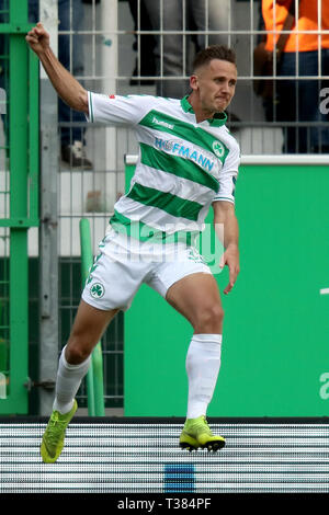 07 April 2019, Bayern, Fürth: Fussball: 2. Bundesliga, SpVgg Greuther Fürth - Darmstadt 98, 28. Spieltag, im Sportpark Ronhof Thomas Sommer. Die Fürther Paul Seguin jubelt über sein Tor zum 1:0. Foto: Daniel Karmann/dpa - WICHTIGER HINWEIS: In Übereinstimmung mit den Anforderungen der DFL Deutsche Fußball Liga oder der DFB Deutscher Fußball-Bund ist es untersagt, zu verwenden oder verwendet Fotos im Stadion und/oder das Spiel in Form von Bildern und/oder Videos - wie Foto Sequenzen getroffen haben. Stockfoto