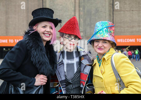 London, Großbritannien. 7. Apr 2019. Die fifht London hat heute zu Fuß statt mit Menschen tragen alle Arten von extravaganten und normale Hüte, sie gingen die Tate Fallery zur London Bridge Kredit form: Paul Quezada-Neiman/Alamy leben Nachrichten Stockfoto