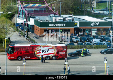 Arnheim, 07-04-2019, GelreDome, Saison 2018 / 2019, Eredivisie, Ankunft der PSV-Bus am Stadion GelreDome vor dem Spiel Vitesse - PSV Stockfoto