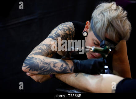 Beirut, Libanon. 7 Apr, 2019. Ein Tattoo Künstler arbeitet bei einem Tattoo Festival in Beirut, Libanon, April 7, 2019. Credit: Bilal Jawich/Xinhua/Alamy leben Nachrichten Stockfoto