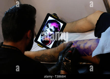 Beirut, Libanon. 7 Apr, 2019. Ein Tattoo Künstler arbeitet bei einem Tattoo Festival in Beirut, Libanon, April 7, 2019. Credit: Bilal Jawich/Xinhua/Alamy leben Nachrichten Stockfoto