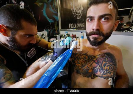 Beirut, Libanon. 7 Apr, 2019. Ein Mann erhält seinen Arm tätowiert während ein Tattoo Festival in Beirut, Libanon, April 7, 2019. Credit: Bilal Jawich/Xinhua/Alamy leben Nachrichten Stockfoto