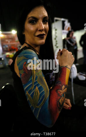 Beirut, Libanon. 7 Apr, 2019. Eine Frau zeigt ihre Tattoos bei einem Tattoo Festival in Beirut, Libanon, April 7, 2019. Credit: Bilal Jawich/Xinhua/Alamy leben Nachrichten Stockfoto